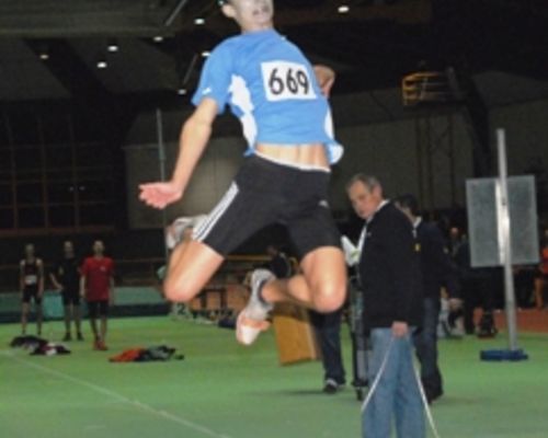Lennart Genz springt Hallenrekord in Stadtallendorf