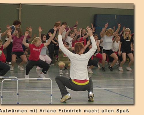 Aufwärmen mit Ariane und Sprinten mit Kamghe – Topstars der Leichtathletik begeistern rund 400 Kinder