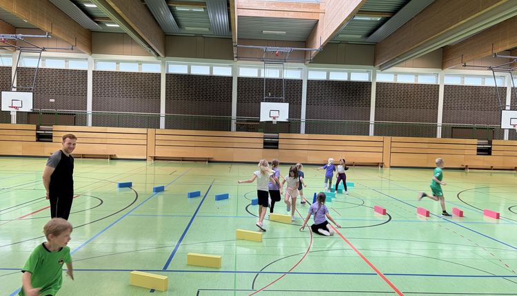 25 neue Materialpakete für hessische Grundschulen – Initiative startet mit 63 AGs ins Schuljahr 2026/2027