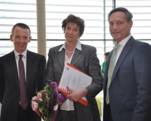 HLV-Präsidentin Anja Wolf-Blanke mit dem Ehrenbrief des Landes Hessen ausgezeichnet