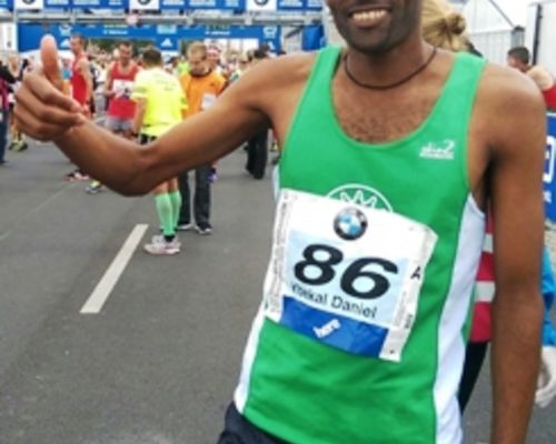 Schnell in Berlin: Ybekal Daniel Berye läuft den Marathon in 2:16:45 Stunden