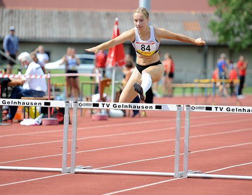 HM U18 (weiblich): Okuku mit 200-Meter-Knaller, Jana Becker dominiert die 800 Meter, Doppel-Gold über die Kurzhürden und Steingens stark mit der Kugel