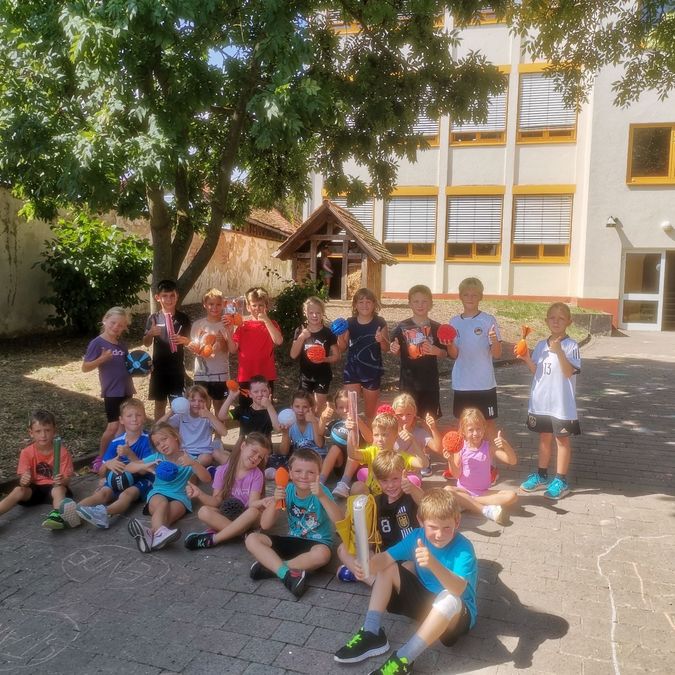 Schüler:innen der Kurt-Moosdorf-Schule mit den neuen KiLa-Materialien des HLV
