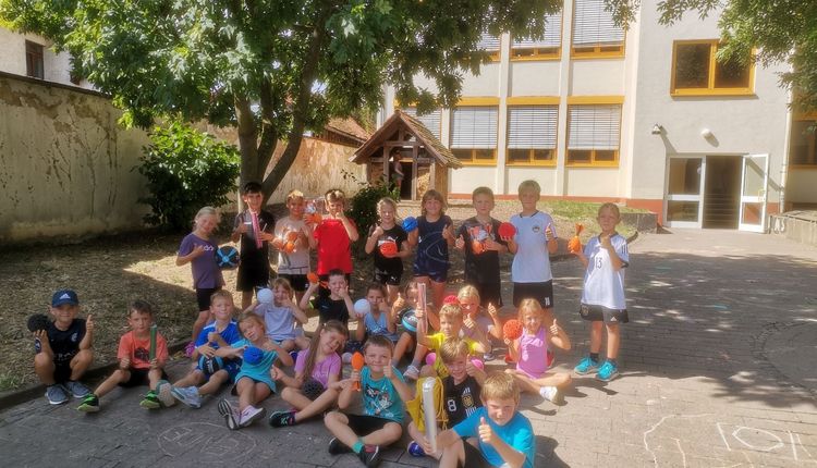 Schüler:innen der Kurt-Moosdorf-Schule mit den neuen KiLa-Materialien des HLV