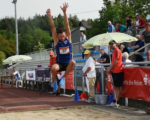 Weitsprung-Klasse beim Sportfest in Herborn