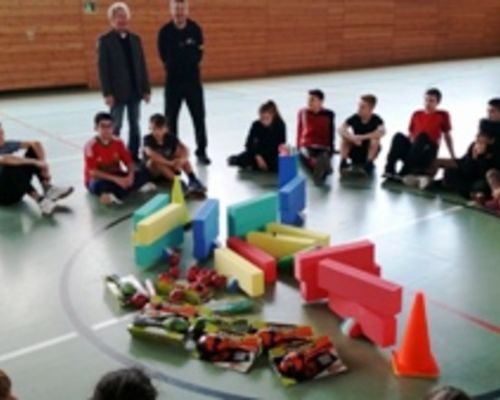 Otto-Hahn-Schule in Frankfurt freut sich über Überraschungspakete
