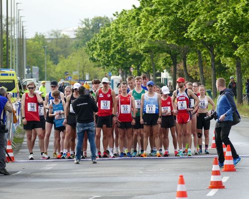 DM Straßengehen in Kelsterbach: Christopher Linke und Leo Köpp führen DM-Felder an