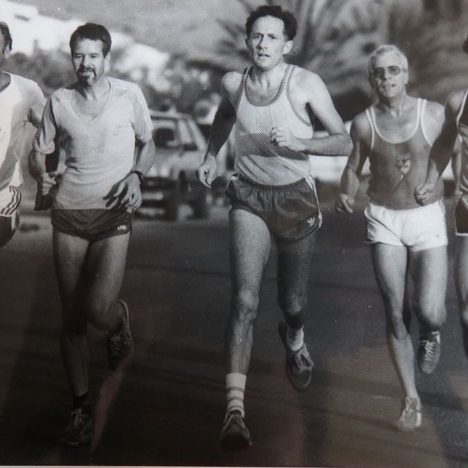 Flott unterwegs bei einem Trainingslauf auf Teneriffa 1980. Das Jahr, in dem Peter Bayer (Bildmitte) seine Frau Gabriele kennenlernte. Foto: Bayer, privat
