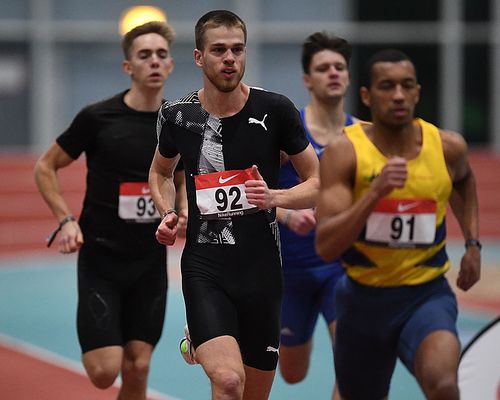 Dreifach-Sieg für Eintracht-Mittelstreckler über 600 Meter beim "1. Winter Bahnlauf-Abend" im Sportzentrum Kalbach. Beim Nachwuchs gab Okai Charles den Takt an