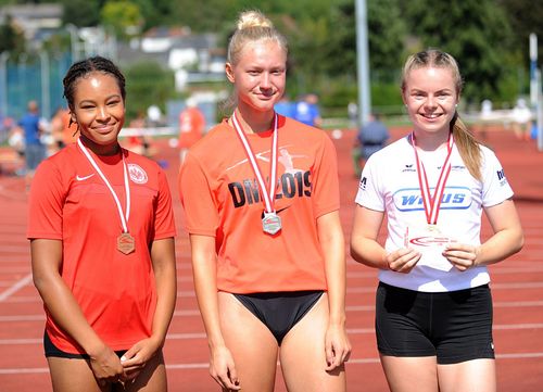 HM U18 (weiblich): Okuku mit 200-Meter-Knaller, Jana Becker dominiert die 800 Meter, Doppel-Gold über die Kurzhürden und Steingens stark mit der Kugel