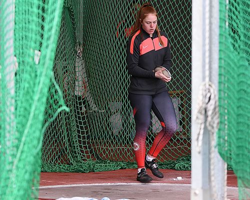 Doppelsiege für Lena Weinrauch und Tim Steinfurth beim Auftakt der dreiteiligen Werfer-Serie der LSG Goldener Grund in Niederselters - Lokalmatadorin Sabine Rumpf wirft den Diskus in Richtung 50 Meter