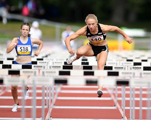 Gianina Gartmann glänzt mit drei HM-Titeln zum Saisonfinale - Mittelstrecklerin Sina Moira Wiedmann holt über 400 m, 800 m und 1500 Meter Medaillen 