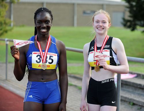 HM U18 (weiblich): Okuku mit 200-Meter-Knaller, Jana Becker dominiert die 800 Meter, Doppel-Gold über die Kurzhürden und Steingens stark mit der Kugel
