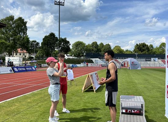Athlet:innen trotzen Wetter bei Hessischen Meisterschaften der Aktive/U18