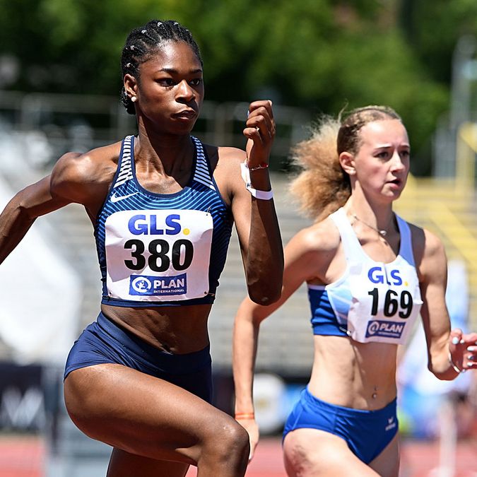 Holly Okuku läuft mit der deutschen 4x100 Meter Staffel bei der WM auf den vierten Platz