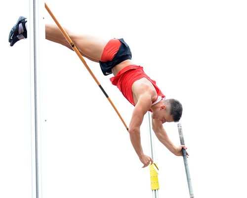 Stabhochspringer kämpfen in Wehrheim mit dem Wind. Gordon Porsch steigt mit 5,11 Metern in die Freiluftsaison ein. Sarah Vogel meldet sich mit 3,71 Metern im Wettkampfgeschehen zurück