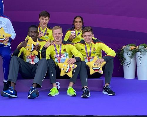 Staffelsilber für Antonia Dellert und Holly Okuku, Staffelbronze für Okai Charles