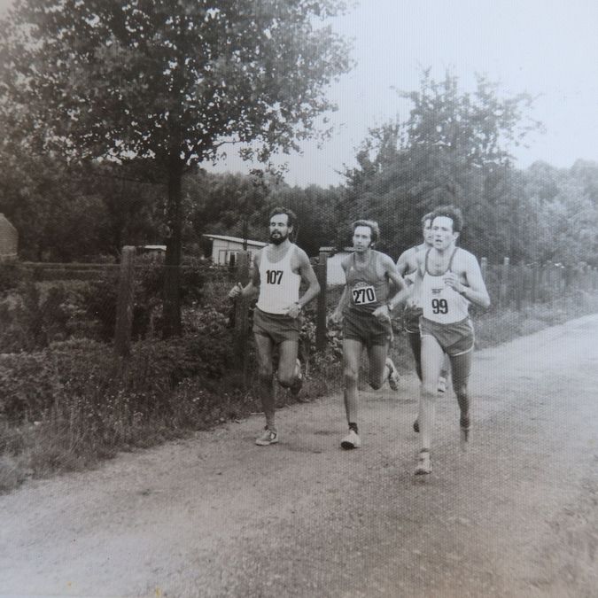 Peter Bayer (99) greift an. Ende der 1970er-Jahre beim Meisterschaftslauf in Obersuhl, ganz links TuS-Vereinskollege Kurt Wührer (107) Foto: Bayer, privat