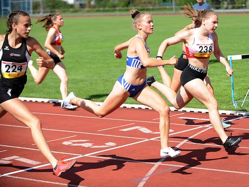 HM U18 (weiblich): Okuku mit 200-Meter-Knaller, Jana Becker dominiert die 800 Meter, Doppel-Gold über die Kurzhürden und Steingens stark mit der Kugel