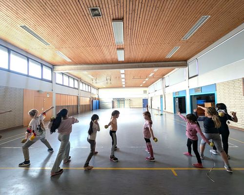 Sportliche Kooperation: Leichtathletik-AG bringt Bewegung in den Schulalltag der Kolibri-Schule Asbach