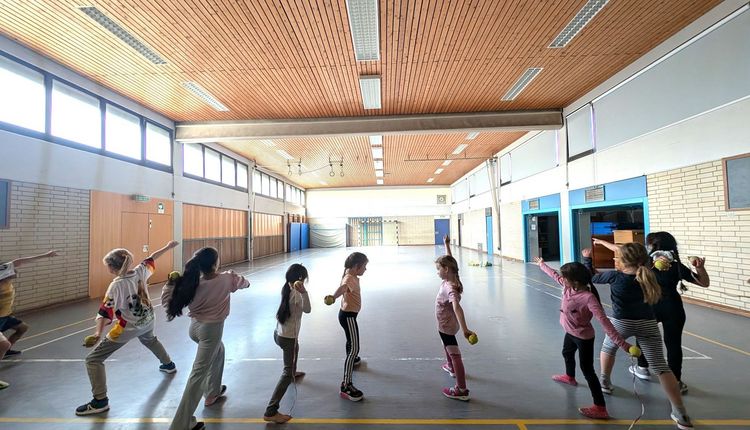 Sportliche Kooperation: Leichtathletik-AG bringt Bewegung in den Schulalltag der Kolibri-Schule Asbach