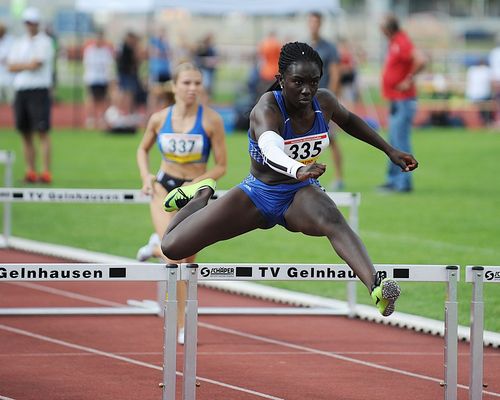 "Punktlandung" für Hawa Jalloh, die in Bremen über 100 Meter Hürden auf die hundertstel Sekunde die WM-Norm für Nairobi läuft - reichlich DM-Qualifikationen beim Hürden-Meeting in Wetzlar