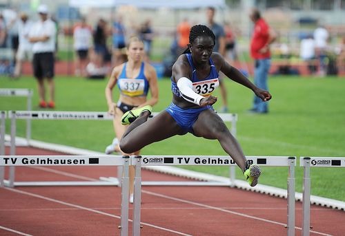 HM U18 (weiblich): Okuku mit 200-Meter-Knaller, Jana Becker dominiert die 800 Meter, Doppel-Gold über die Kurzhürden und Steingens stark mit der Kugel
