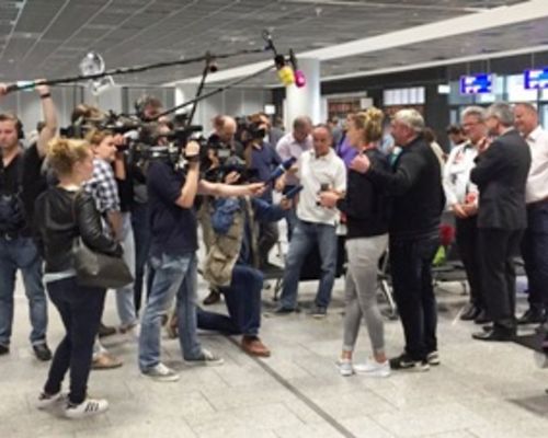 Carolin Schäfer am Flughafen empfangen