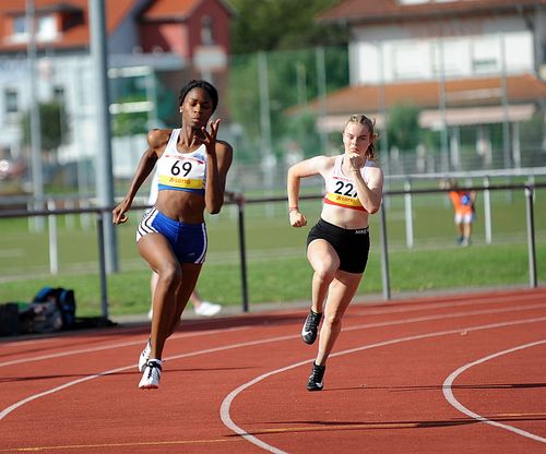 HM U18 (weiblich): Okuku mit 200-Meter-Knaller, Jana Becker dominiert die 800 Meter, Doppel-Gold über die Kurzhürden und Steingens stark mit der Kugel