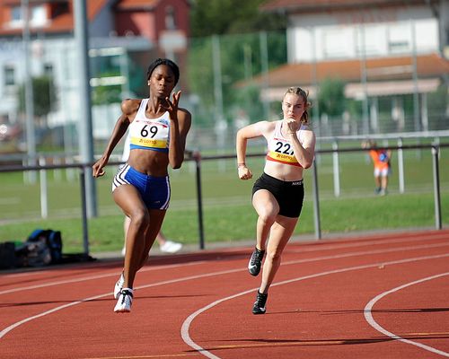 HM U18 (weiblich): Okuku mit 200-Meter-Knaller, Jana Becker dominiert die 800 Meter, Doppel-Gold über die Kurzhürden und Steingens stark mit der Kugel