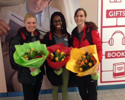 Blumen am Flughafen: EM-Teilnehmerinnen zurück