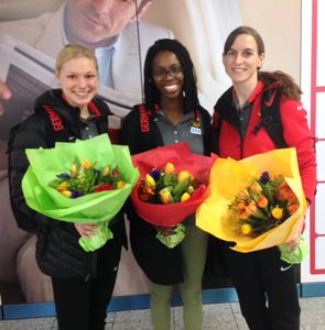 Blumen am Flughafen: EM-Teilnehmerinnen zurück