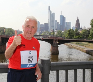 Last man standing - Altmeister Horst Jendrasch verkürzt den Frankfurt-Marathon um sechs Kilometer