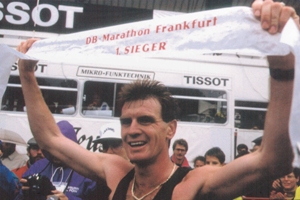 Hobbyläufer Konrad Dobler geht beim Kassel-Marathon mit der Startnummer 1 ins Rennen