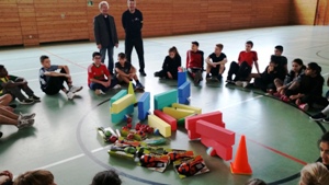 Otto-Hahn-Schule in Frankfurt freut sich über Überraschungspakete